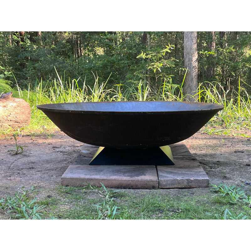 Cast Iron Fire Pit 900 on Trivet Base