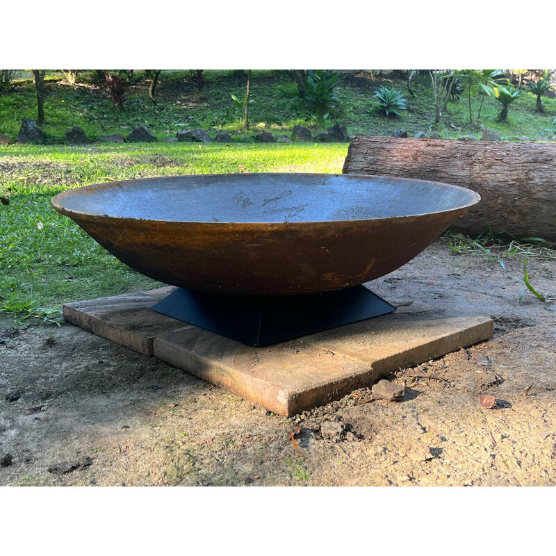 Cast Iron Fire Pit 900 on Trivet Base