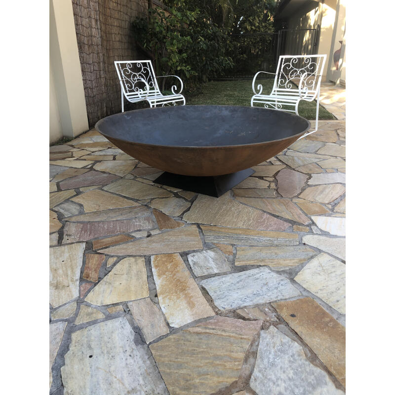 Monet Cast Iron Fire Pit 1400 on Trivet Base